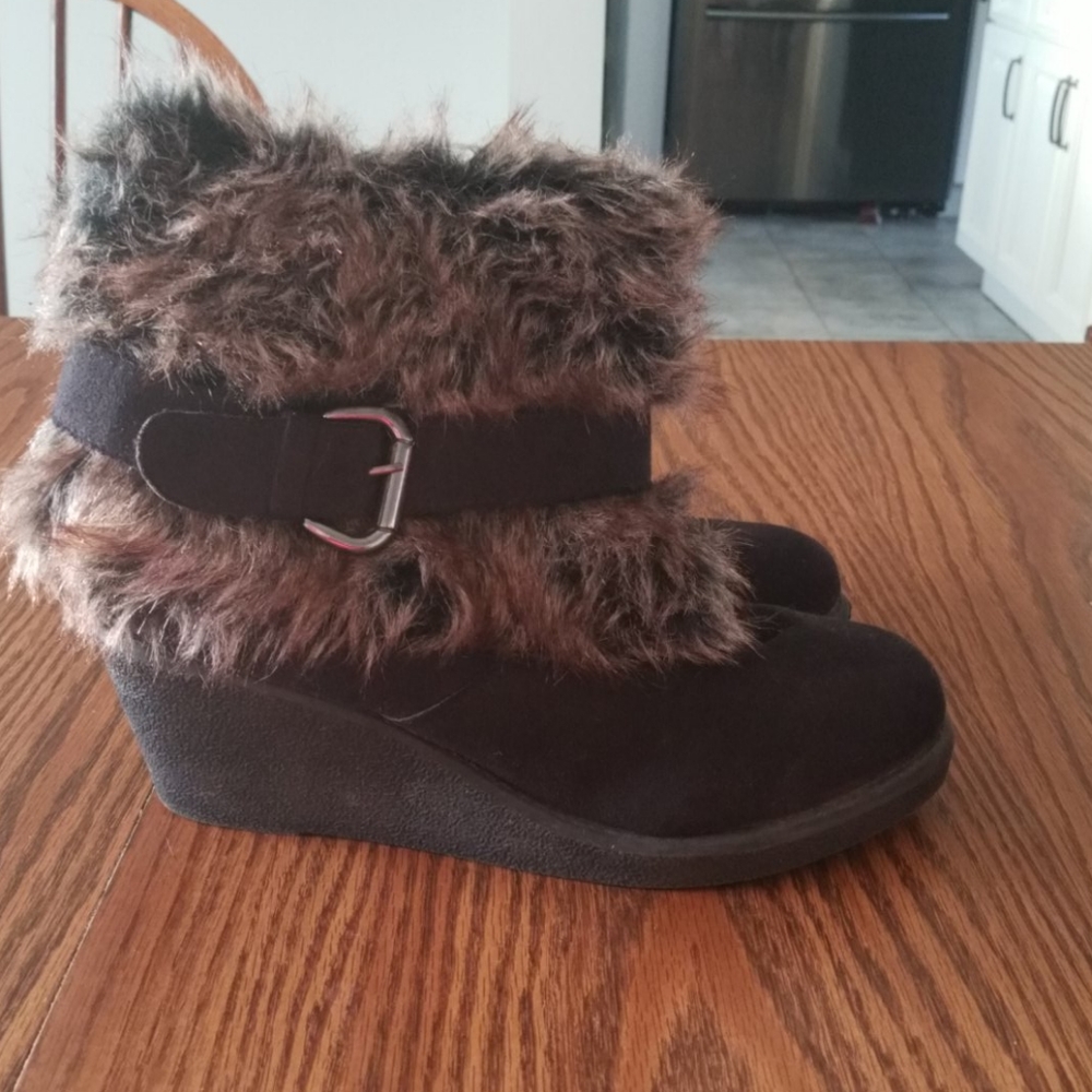 Like new faux fur wedge boot